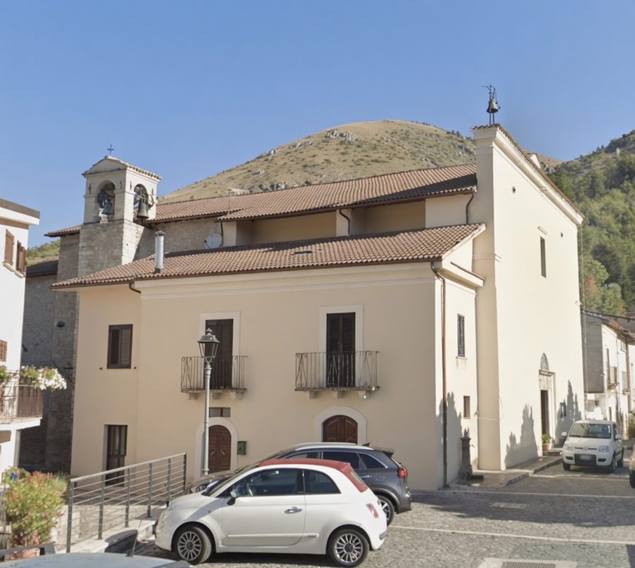 La chiesa e la piazzetta di Roccapreturo