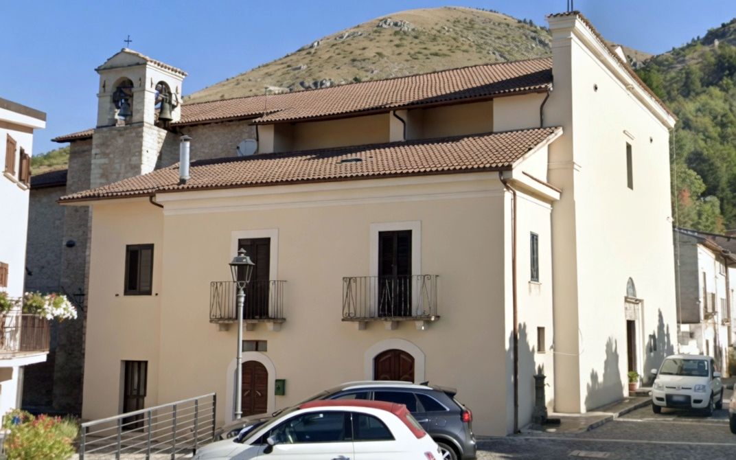 La chiesa e la piazzetta di Roccapreturo