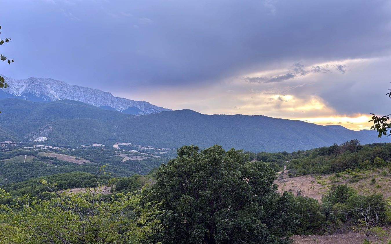 Luce del tramonto sulle montagne, verso il Sirente
