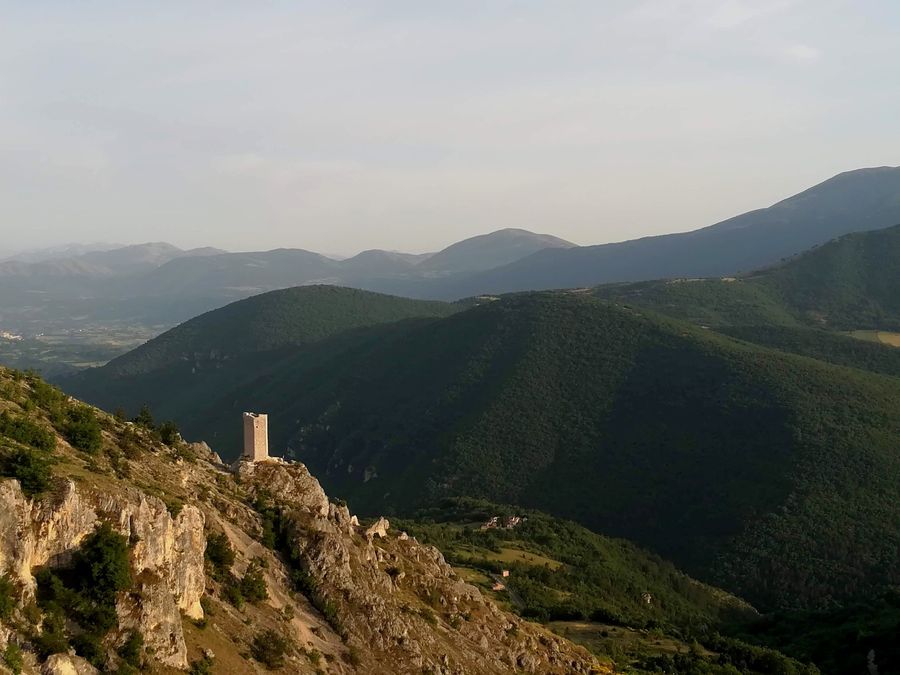 La torre di Roccapreturo sullo sperone roccioso, tra le montagne